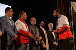 تندیس ملی فداکاری  در دستان دانشجوی دانشگاه جامع علمی کاربردی هلال احمرکرمانشاه