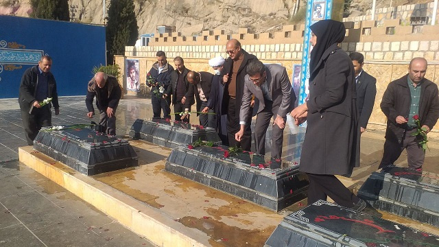 تجدید میثاق کارکنان و دانشجویان با غبارروبی مزار شهدای گمنام