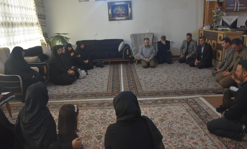 گزارش تصویری دیدار  رئیس دانشگاه جامع علمی کاربردی استان کرمانشاه با خانواده پاسدار شهید محمد رضا قارلقی دانشجوی شهید مرکز  علمی کاربردی فرماندهی نیروی انتظامی استان کرمانشاه